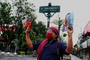 Donasikan Penjualan Buku, Cara Jurnalis Foto Ini Bantu Warga Terdampak Covid-19