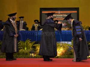 Cak Halim, Mendes PDTT Dianugerahi Gelar Honoris Causa oleh UNY