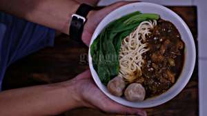 Mie Ayam Yu Tini, Kuah Kental yang Menggoda