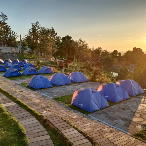 Watu Tapak Camp Hill, Berkemah Seru dengan Pemandangan Sunset