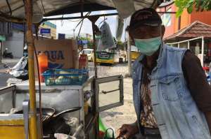 Mbah Wahadi Burger 'Dinar', Semangat Berjualan di Usia Senja