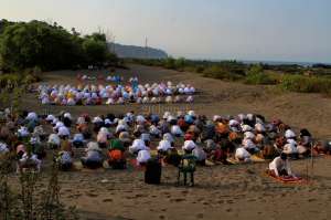 Khusuknya Salat Idulfitri di Gumuk Pasir Parangtritis