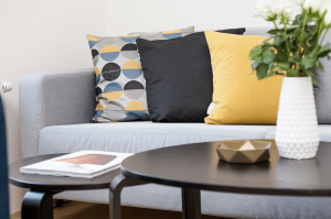 Tips Membersihkan Sofa Berbahan Kain