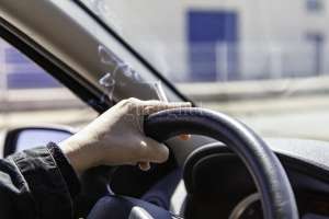 Tips Menghilangkan Bau Rokok di Mobil