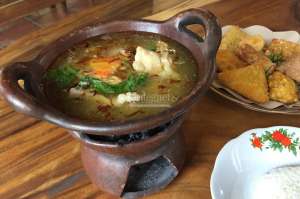 Menikmati Sop Mowo, Sop Ayam yang Disajikan di Atas Anglo