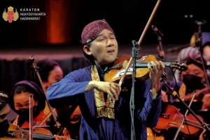 Violis Iskandar Widjaja Pukau Sultan pada Konser Royal Orchestra