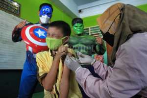 Captain America dan Hulk Temani Siswa SD Syuhada Divaksin