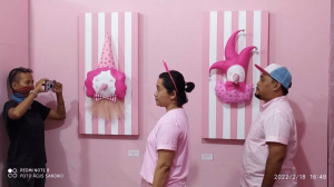 Pameran Tunggal Tina Wahyuningsih Tampilkan Figur Badut dan Warna Pink